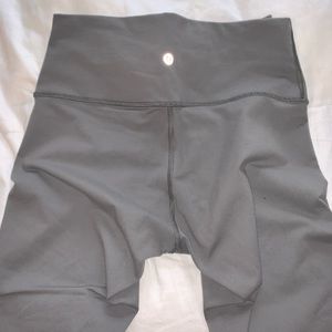 Light grey cropped wunder under lululemons